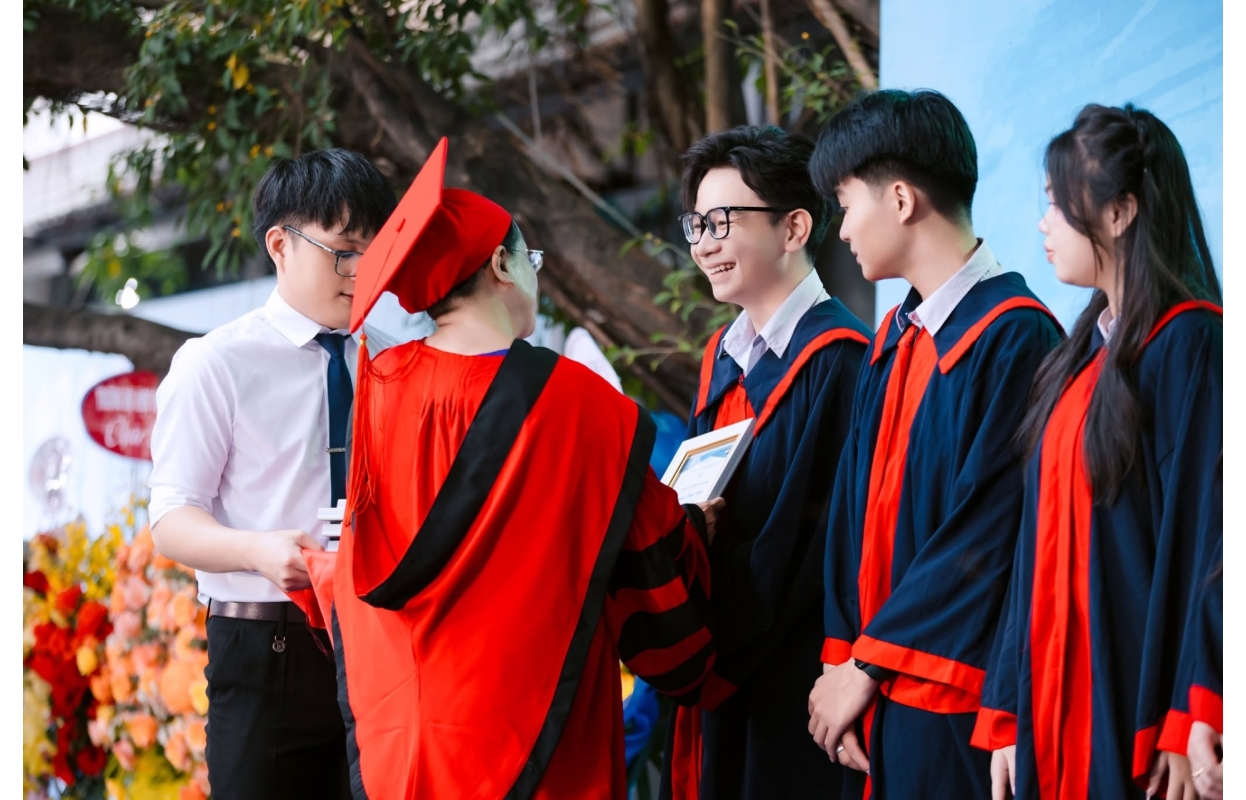 Lễ Trưởng Thành và Tri Ân Trường THPT Việt Âu - "Viết Tiếp Thanh Xuân"